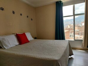 セーフティボックス (室内)、デスク、アイロン / アイロン台、WiFi (無料)