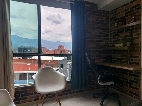 50–tuumainen äly-TV, jossa kaapelikanavat