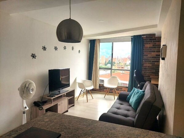 50-inch Smart TV with cable channels - Lovely one bedroom condo in Laureles (Medellín)