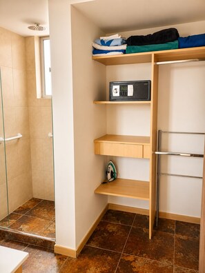 Une salle de bain avec une douche, des toilettes et un porte-serviettes.