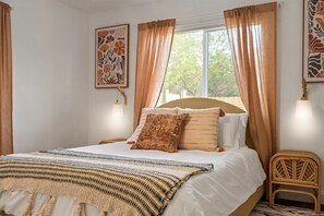 4 habitaciones, escritorio y tabla de planchar con plancha 