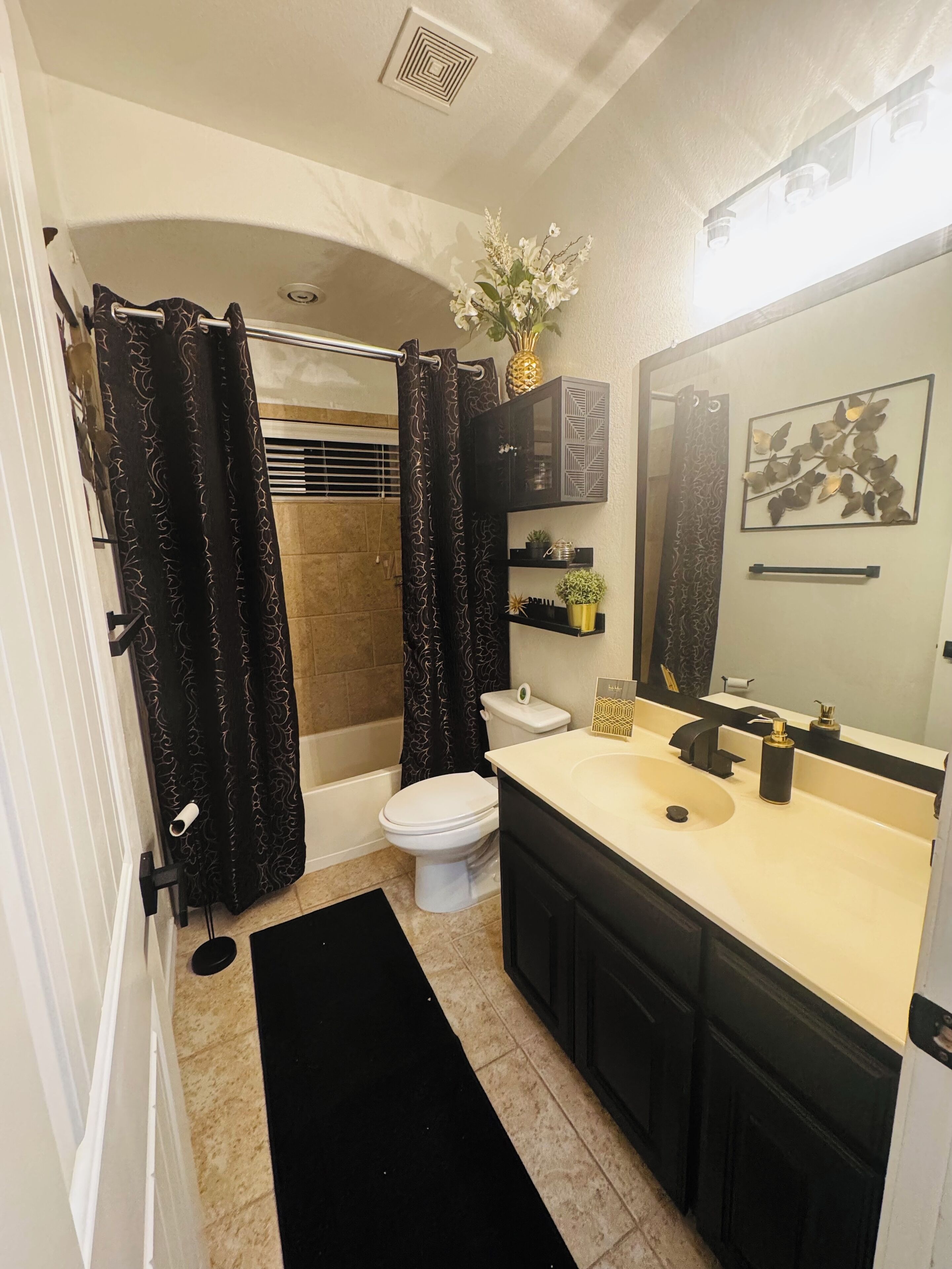 Haartrockner, Handtücher, Seife, Shampoo