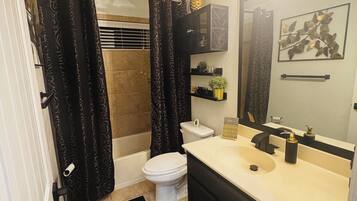 Haartrockner, Handtücher, Seife, Shampoo