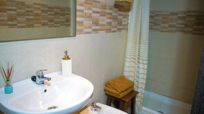 Haartrockner, Handtücher, Seife, Toilettenpapier