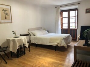 1 habitación, tabla de planchar con plancha, wifi y ropa de cama 