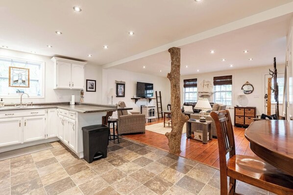 Smart-TV, Kamin, DVD-Player, Bücher