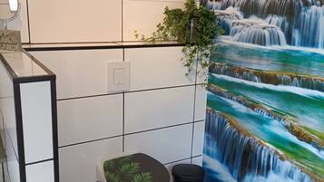 Chuveiro, secador de cabelo, toalhas de banho, sabonete