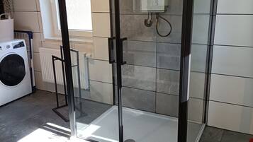 Dusche, Haartrockner, Handtücher, Seife
