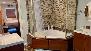 Baignoire Ă jets, sĂšche-cheveux, serviettes fournies, savon