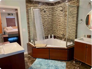 Bañera de hidromasaje, secador de pelo, toallas, jabón