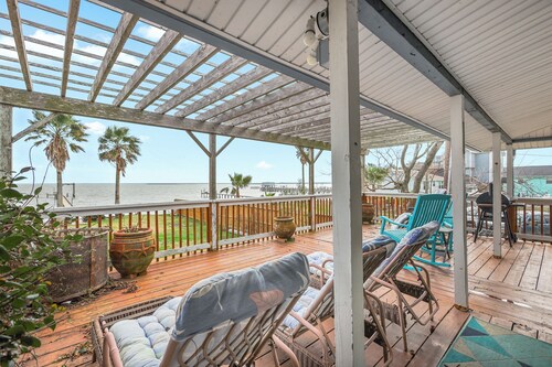 2-bedroom 2 bath..4 beds total Amazing Waterfront condo w/310 ft lit pier