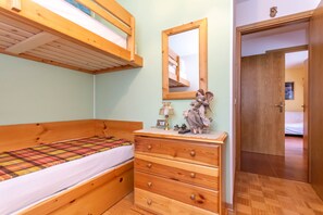 2 bedrooms, bed sheets