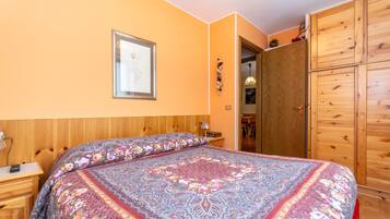 2 bedrooms, bed sheets