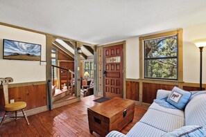 Smart-TV, Kamin, Bücher