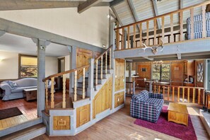 Smart TV, chimenea y libros