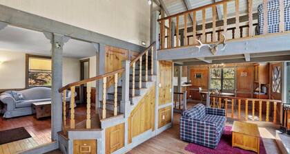 Unique Mountainside Cabin + Elevated View/Deck + Grill/Blackstone + Peace/Quiet