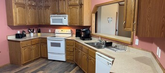 Base Camp Ranch House. One-of-a-kind 3 bedroom, 4 bath house. Inside Alamosa's #1 Campground