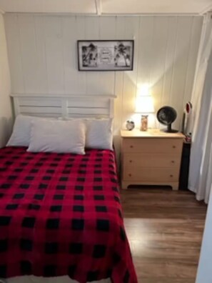 1 bedroom, iron/ironing board, bed sheets - Small & Cozy 1-bedroom condo in charming Dennis Port steps to the Beach! (Dennis)