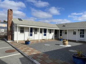 Exterior - Small & Cozy 1-bedroom condo in charming Dennis Port steps to the Beach! (Dennis)