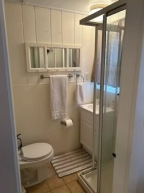 Towels, toilet paper - Small & Cozy 1-bedroom condo in charming Dennis Port steps to the Beach! (Dennis)
