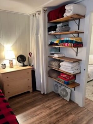 1 Schlafzimmer, Bügeleisen/Bügelbrett, Bettwäsche