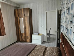 3 habitaciones, tabla de planchar con plancha, wifi y ropa de cama 
