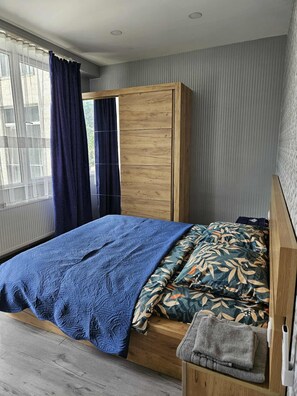 3 habitaciones, tabla de planchar con plancha, wifi y ropa de cama 