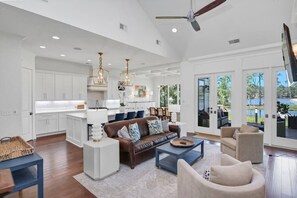 Smart TV, ping pong - The Covehouse | Gameroom | Pet Friendly (Chapin)