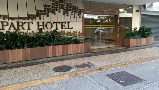 Exterior del Hotel Part, con fachada moderna, amplias ventanas y un área de entrada bien cuidada.
