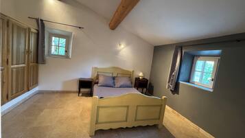 5 bedrooms, iron/ironing board, free WiFi, bed sheets