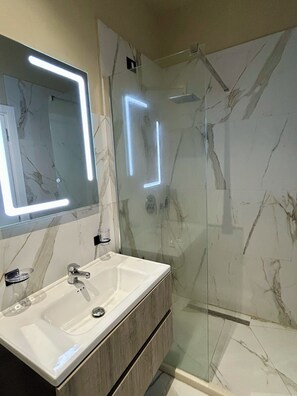 Deluxe Suite, Balcony, Garden View | Bathroom | Hydromassage showerhead, free toiletries, hair dryer, towels - Vila Shehu (Zvërnec)