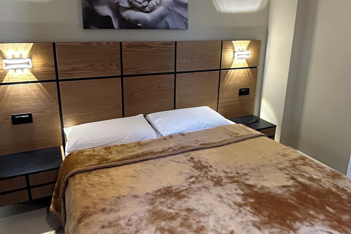 Apartemen, balkon, pemandangan kebun | 1 kamar tidur, seprai Frette Italia, dan seprai premium