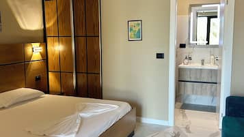Deluxe-sviitti, 1 makuuhuone, näköala puutarhaan | 1 makuuhuone, italialaiset Frette-lakanat, ylelliset vuodevaatteet