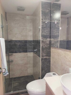 Dusj, håndklær, såpe og toalettpapir