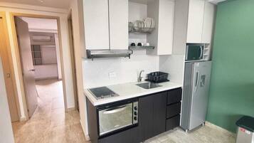 Apartamento estándar, vistas a la ciudad | Cocina privada | Microondas, placa de cocina, arrocera y licuadora