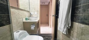 シャワー、タオル、石鹸、トイレットペーパー