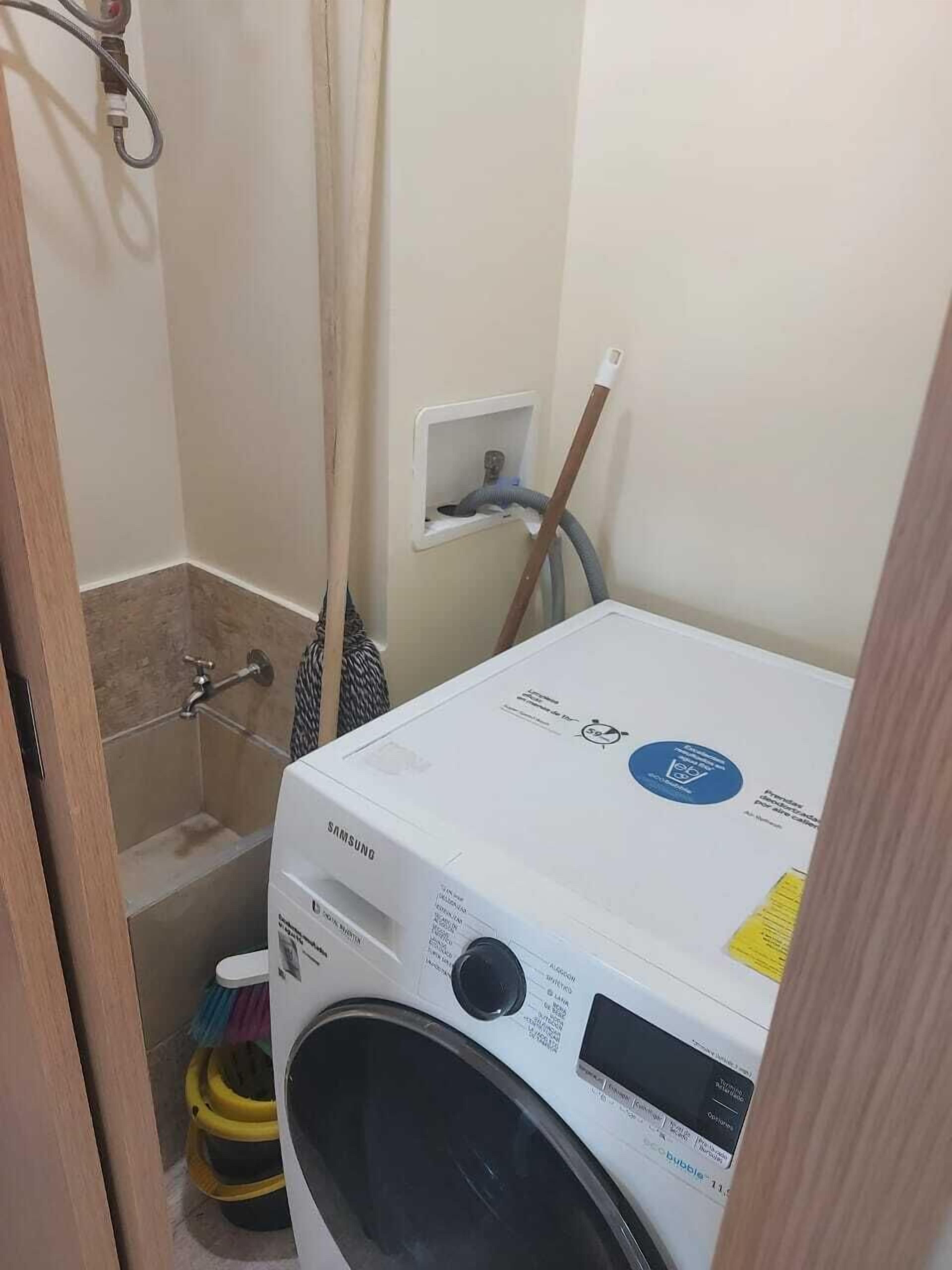 Microondas, placa de cocina, arrocera y licuadora