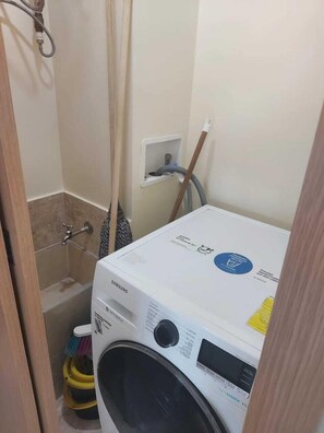 Microondas, parrilla de estufa, arrocera y licuadora 