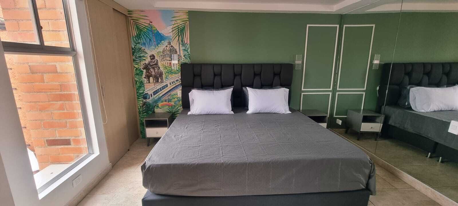 1 dormitorio, caja fuerte, escritorio y tabla de planchar con plancha