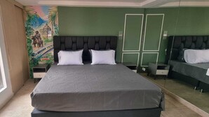 A bedroom with a large bed, green walls, a mural, and a window. - Cold AC K Fast WiFi Medellin Paradise (Medellín)
