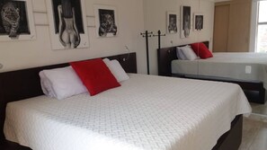 Standardlejlighed - byudsigt | 1 soveværelse, pengeskab på værelset, skrivebord, strygejern/strygebræt