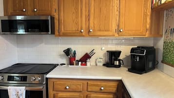 Microondas, horno, parrilla de estufa y lavavajillas