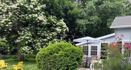 Stone's Throw Cottage - Centrally located 2-bedroom with newly remodeled kitchen