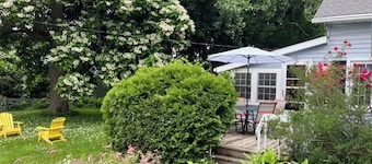 Stone's Throw Cottage - Centrally located 2-bedroom with newly remodeled kitchen