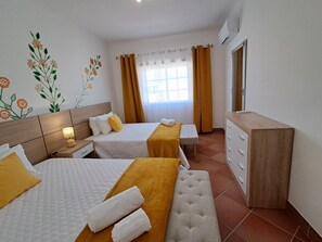 4 slaapkamers, een strijkplank/strijkijzer, reisbedje, gratis wifi