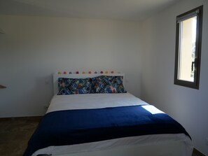 3 bedrooms, desk, iron/ironing board, travel cot