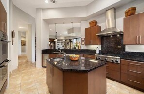 ثلاجة، ميكروويف، فرن، موقد طهي مسطح