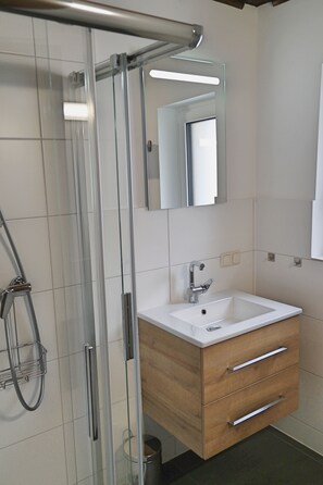 Dusche, Handtücher, Toilettenpapier