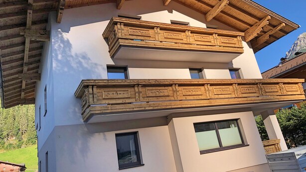 A multi-story building with wooden balconies and a modern design. - Vacation apartment DIRECTLY at the lift in the Ski Amadé - Haus Daniel Schartner Kleinarl (Kleinarl)