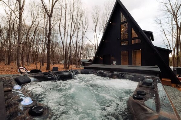 Outdoor spa tub